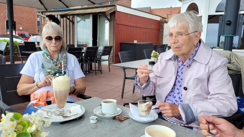 Annabel im Café