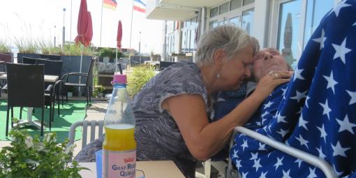 Marga umarmt Hajo